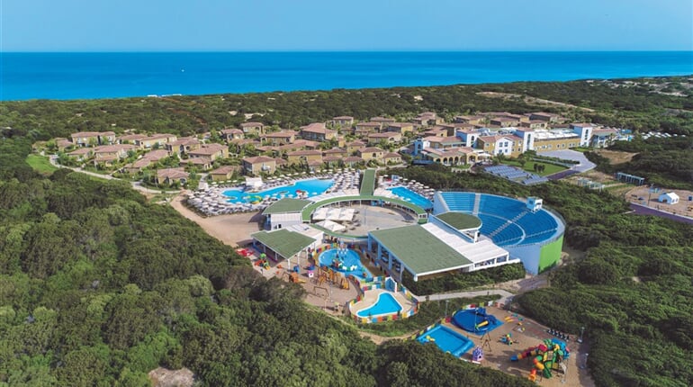 Letecký pohled na hotel, Badesi, Sardinie