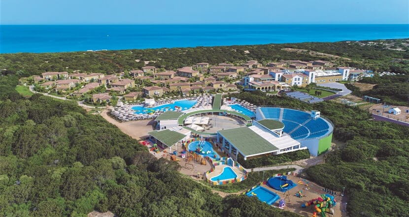 Letecký pohled na hotel, Badesi, Sardinie