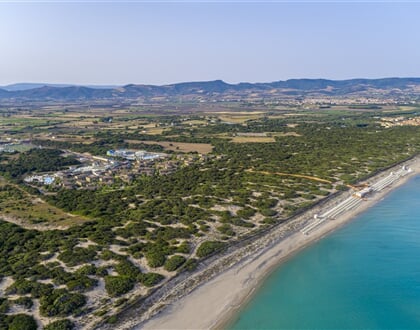 Pláž u hotelu, Badesi, Sardinie