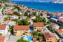 Vila Gorica 1 a 2 umístění v letovisku Baška (vyznačeno kroužkem)