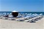 Pláž s lehátky, Arborea, Sardinie