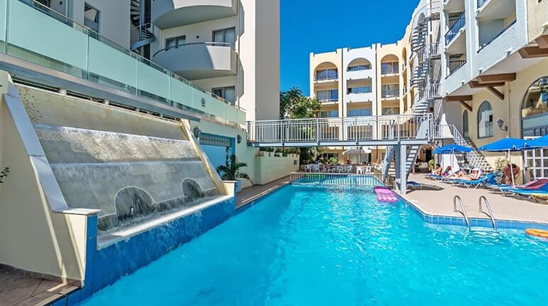 Hotel Lefkoniko Beach: fotografie vybavení exteriérů a interiérů ubytování.