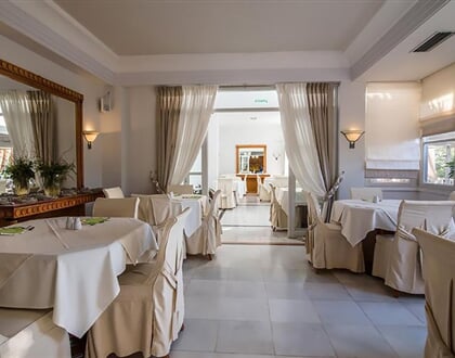 Hotel Antinea Suites & Spa: fotografie vybavení exteriérů a interiérů ubytování.