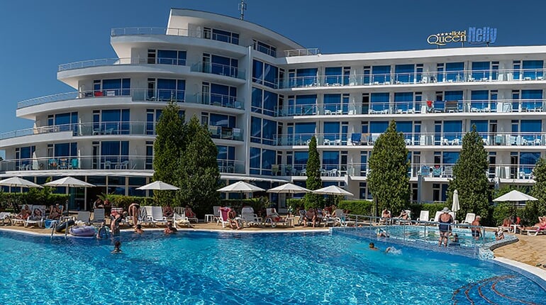 Hotel Queen Nelly: fotografie vybavení exteriérů a interiérů ubytování.