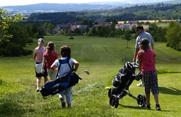 Hořehledy - rodina na golfu - 2 dospělí + 2 děti