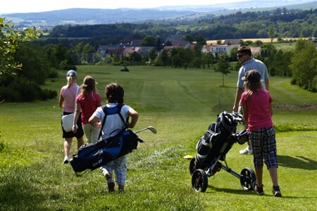 Hořehledy - rodina na golfu - 2 dospělí + 2 děti