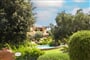 Dokonale upravená hotelová zahrada, Pula, Sardinie