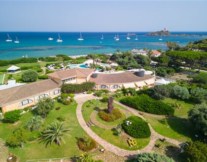 Budova s americkým barem a hotelovou restaurací, Pula, Sardinie