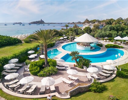 Bazény s lehátky a barem, Pula, Sardinie