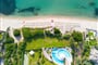 Hotelová zahrada a pláž z ptačí perspektivy, Pula, Sardinie