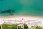 Hotelová pláž s plážovým servisem, Pula, Sardinie