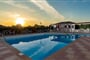 Hotel Anemos Inn: fotografie vybavení exteriérů a interiérů ubytování.