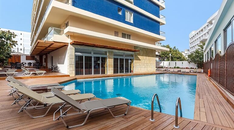 Hotel Athena: fotografie vybavení exteriérů a interiérů ubytování.