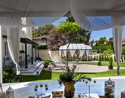 Pohled do zahrady, Cagliari, Sardinie