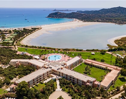 Resort z ptačí perspektivy, Villasimius, Sardinie