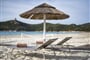 Lehátka a slunečníky na pláži, Villasimius, Sardinie