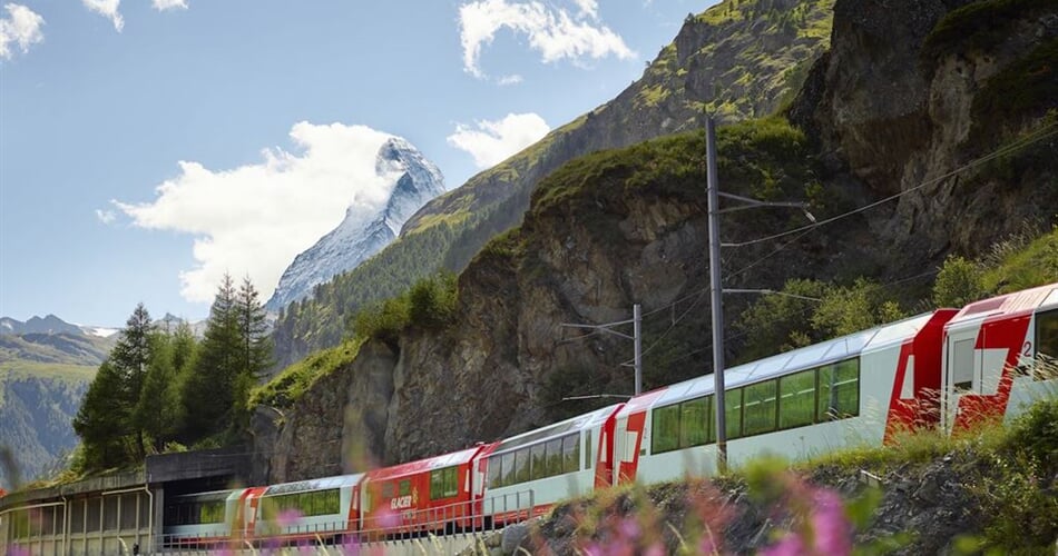 Glacier_Express_vor_Zermatt