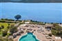 Bazén z ptačí perspektivy, Cannigione, Sardinie