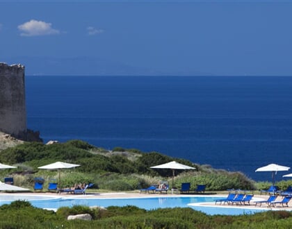 Bazén se strážní věží, Isola Rossa, Sardinie
