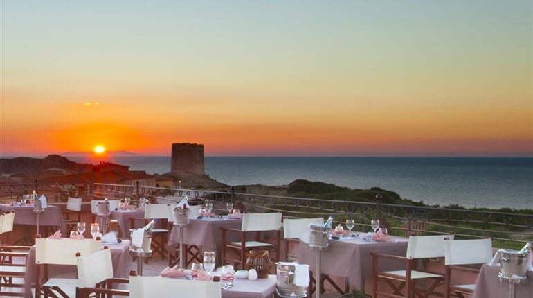 Restaurace s výhledem, Isola Rossa, Sardinie