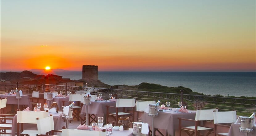 Restaurace s výhledem, Isola Rossa, Sardinie