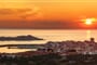 Městečko Isola Rossa při západu slunce, Sardinie