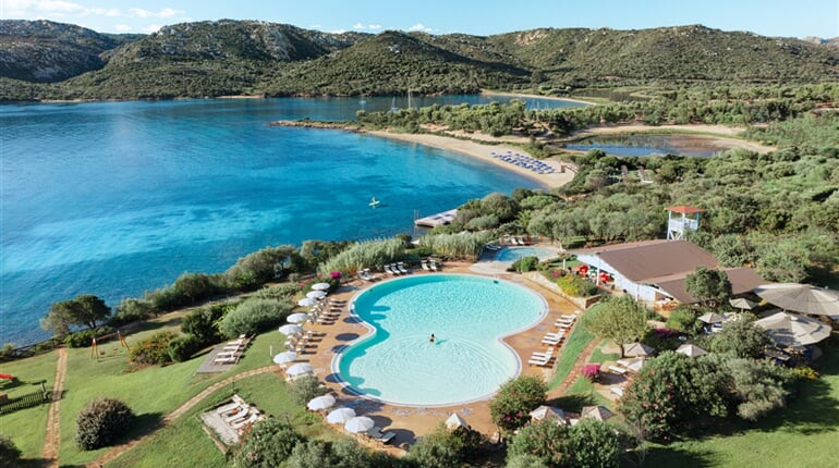 Panoramatický pohled na bazén a pláž, Palau, Sardinie