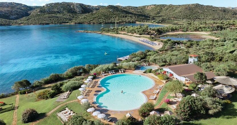 Panoramatický pohled na bazén a pláž, Palau, Sardinie