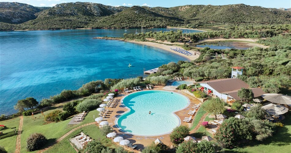 Panoramatický pohled na bazén a pláž, Palau, Sardinie