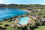 Panoramatický pohled na bazén a pláž, Palau, Sardinie