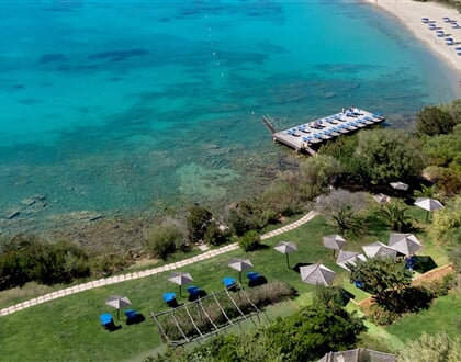 Přístup na pláž a koupací molo, Palau, Sardinie