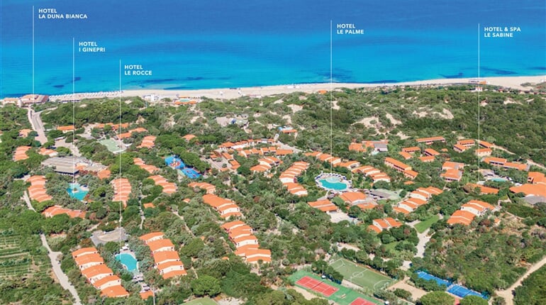 Letecký pohled na resort, Badesi, Sardinie