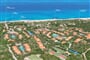 Letecký pohled na resort, Badesi, Sardinie