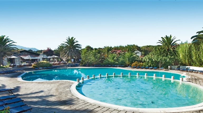 Bazén hotelu Le Palme, Badesi, Sardinie