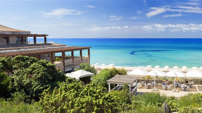 Hotelová budova u pláže, Badesi, Sardinie