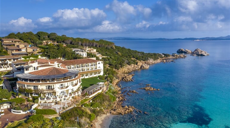Letecký pohled na hotel, Baja Sardinia, Sardinie