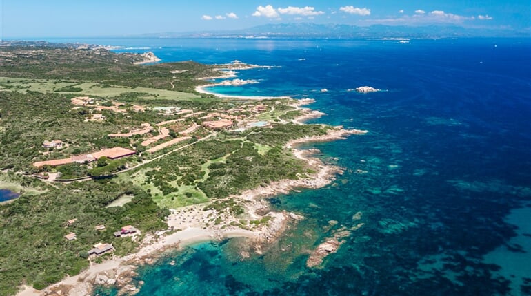 Letecký pohled na vřesové údolí - Valle della Erica, Santa Teresa di Gallura, Sardinie