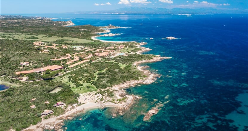Letecký pohled na vřesové údolí - Valle della Erica, Santa Teresa di Gallura, Sardinie