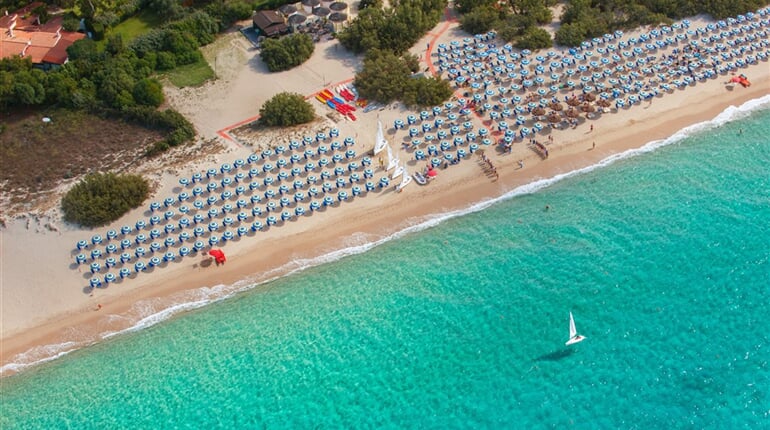 Letecký pohled na pláž, Maracalagonis, Sardinie