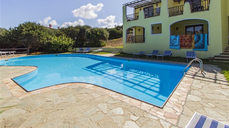 Vila 4 IN se společným bazénem, Su Torrione, Sardinie