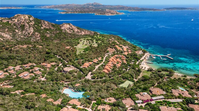 Letecký pohled na residenci, Cala Capra, Sardinie