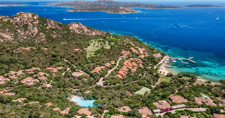 Letecký pohled na residenci, Cala Capra, Sardinie