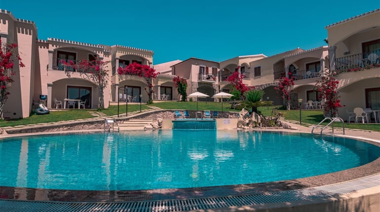 Bazén, Badesi, Sardinie