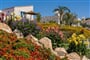 Rozkvetlá hotelová zahrada, Castiadas, Sardinie