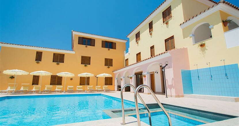 Pohled na residenci a bazén, Sos Alinos, Sardinie