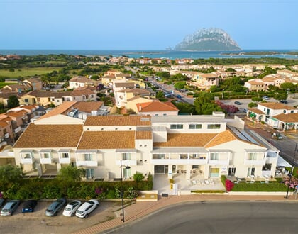 Letecký pohled na hotel, Porto San Paolo, Sardinie
