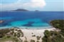 Panorama moře s pláží, Golfo Aranci, Sardinie