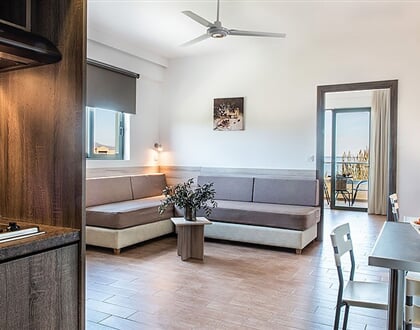 Aparthotel Gerona Mare: fotografie vybavení exteriérů a interiérů ubytování.