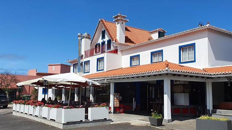 Hotel O Colmo: fotografie vybavení exteriérů a interiérů ubytování.