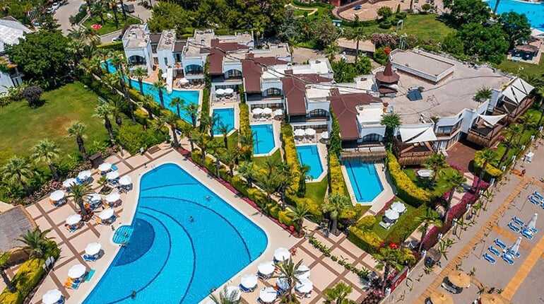 Hotel Emelda Sun Club: fotografie vybavení exteriérů a interiérů ubytování.